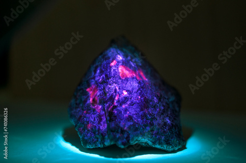 Φωτογραφία Yooperlite stone - fluorescent Sodalite stone shot in UV light