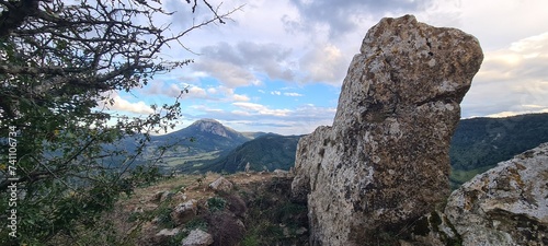 Le pech du Bugarach vu depuis le château (la crête) du Bézu