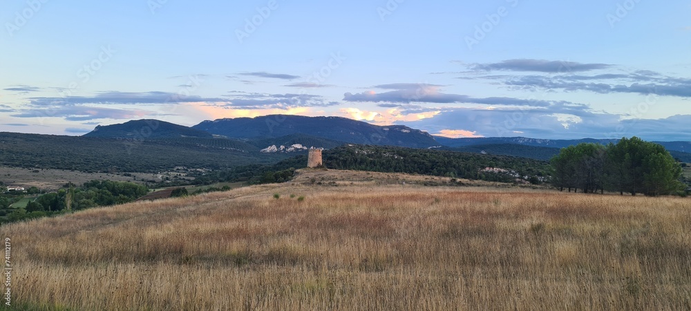 Coucher de soleil sur les prés au pied de la colline de Rennes-le-Château