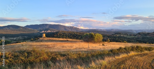 Coucher de soleil sur les prés au pied de la colline de Rennes-le-Château photo