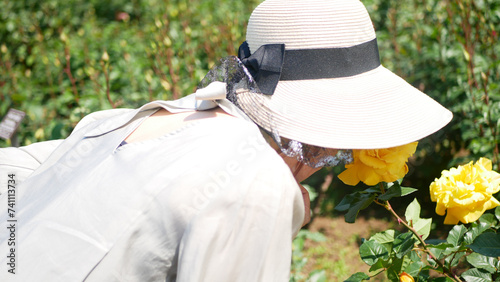 神代植物園の花の香りをかぐ女性 photo