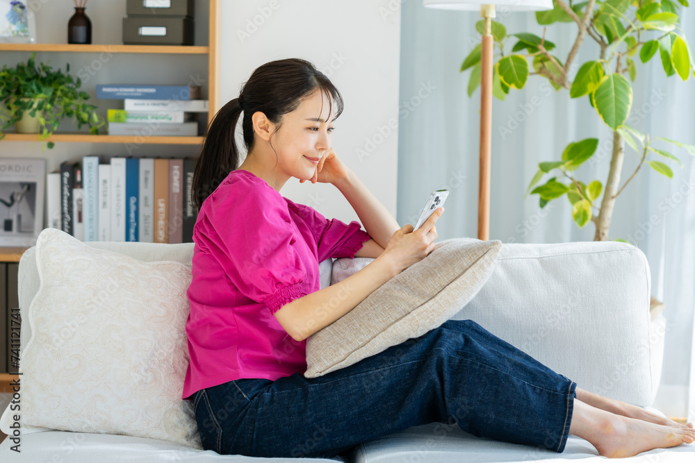 リビングでくつろぐ若い女性 リビングでくつろぐ若い女性