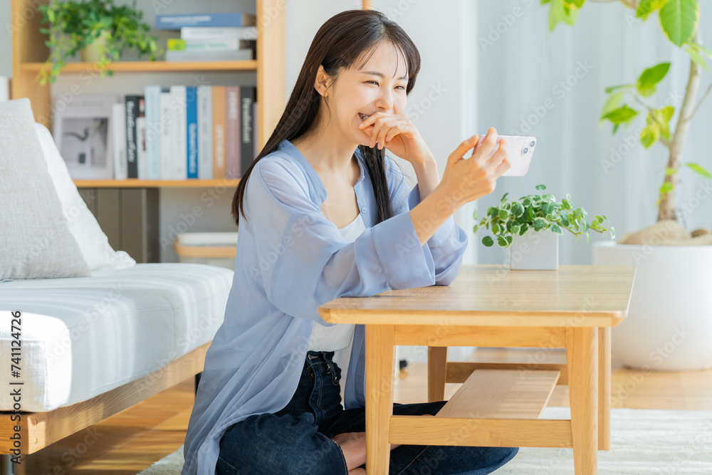 リビングでくつろぐ若い女性 リビングでくつろぐ若い女性