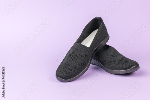 Comfortable women's shoes with white arrows on a purple background.