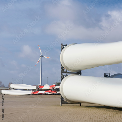 Lagerplatz für Rotorblätter von Windkraftanlagen in einem Industriegebiet in Magdeburg in Deutschland