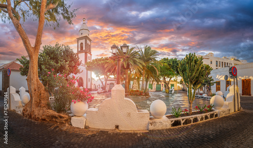 Obraz na płótnie Arrecife charming plaza, bathed in the golden hues of sunset, captures the essence of Lanzarote vibrant yet tranquil island spirit w salonie