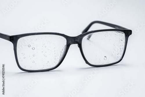 Brille mit Wassertropfen