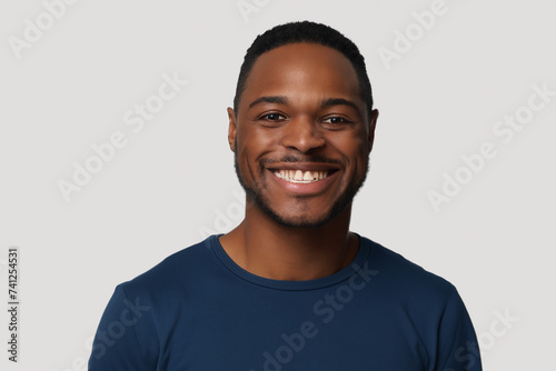 シンプルなTシャツを着た笑顔の男性