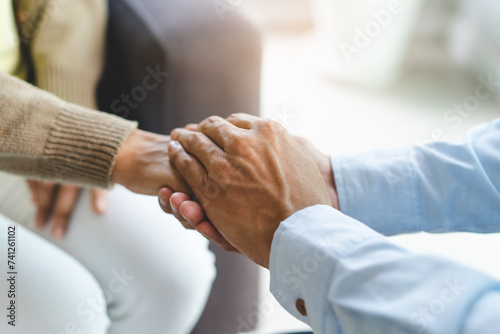 Cuadro en lienzo Counselor touching friend shoulder and encouraging to help relieve her sad