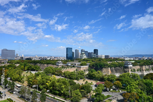 秋晴れの大坂城と大阪市の街並み
