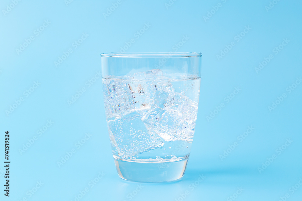 グラスに注がれた炭酸水 グラスに注がれた炭酸水