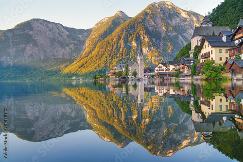 Idyllic Hallstatt mit Spiegelung im See Wasser - old town, Austria