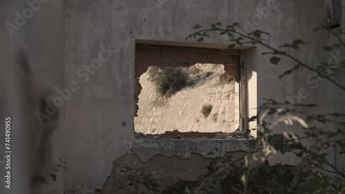 Detalle de ventana de estación de tren abandonada