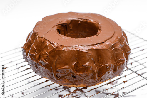 Drodżowa czekoladowa babka wielkanocna oblana mleczna czekoladą zastyga na kratce