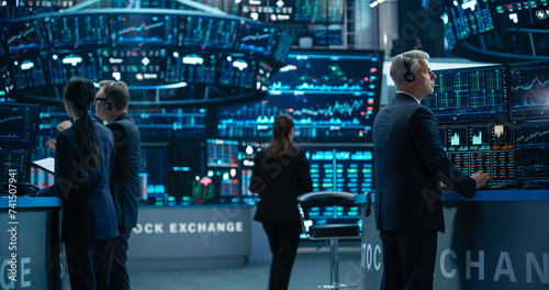 Papier peint Group of Successful Stock Exchange Traders and Investors Using Sophisticated Com