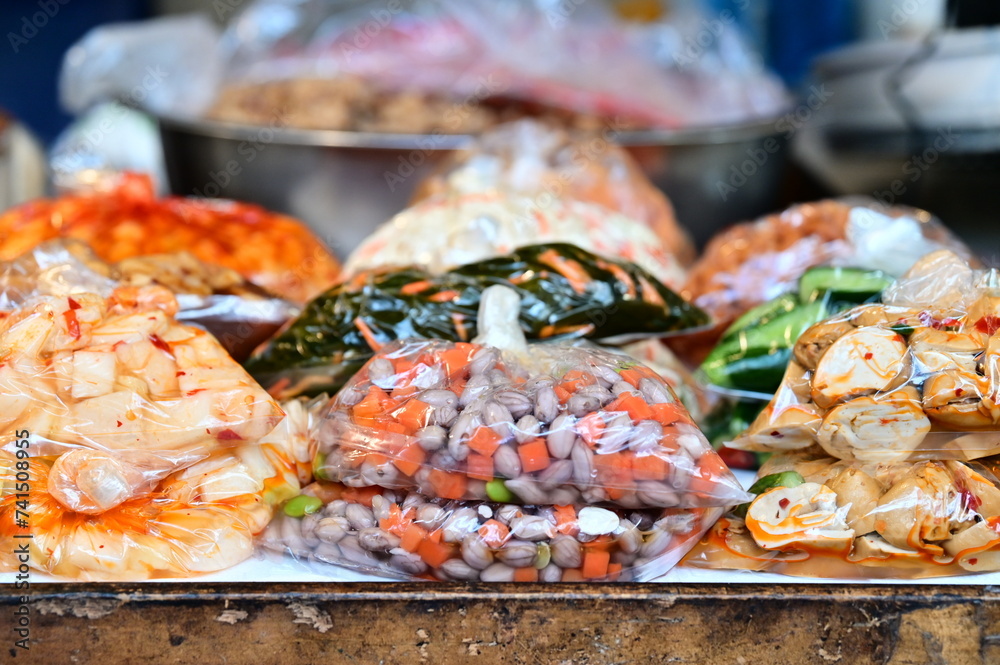 Traditional market food stalls sell a variety of ready-to-eat items, such as pickled cabbage, pickled cucumbers, cold vegetarian chicken, and three-color peanut salad. Traditional market food stalls sell a variety of ready-to-eat items, such as pickled cabbage, pickled cucumbers, cold vegetarian chicken, and three-color peanut salad.