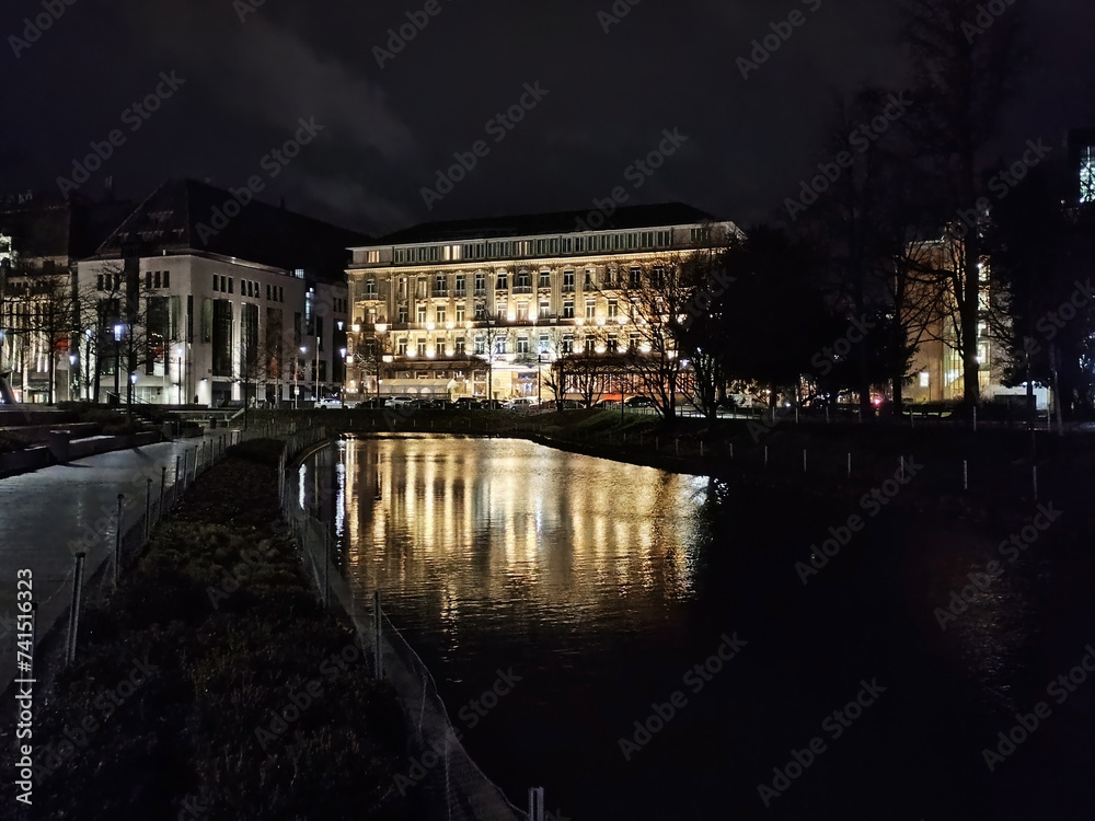 Wassergraben und Hotel in Düsseldorf bei Nacht