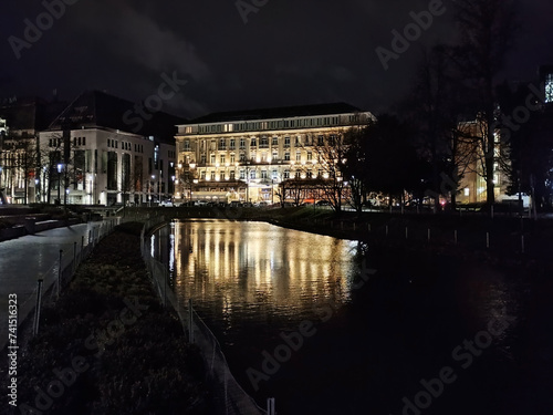 Wassergraben und Hotel in Düsseldorf bei Nacht