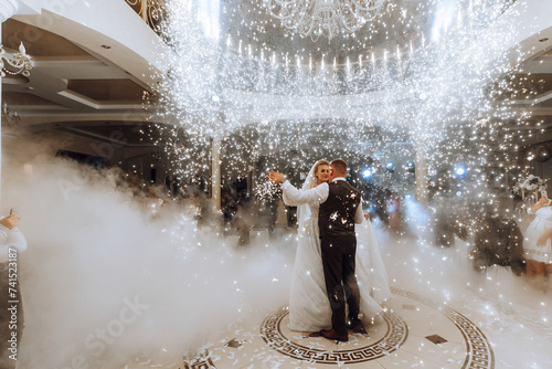 the wedding of the bride and groom in an elegant restaurant with great light and atmosphere. The first dance of the bride and groom.