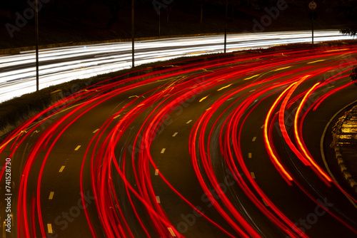 Rastros de luz em vias noturna carros photo