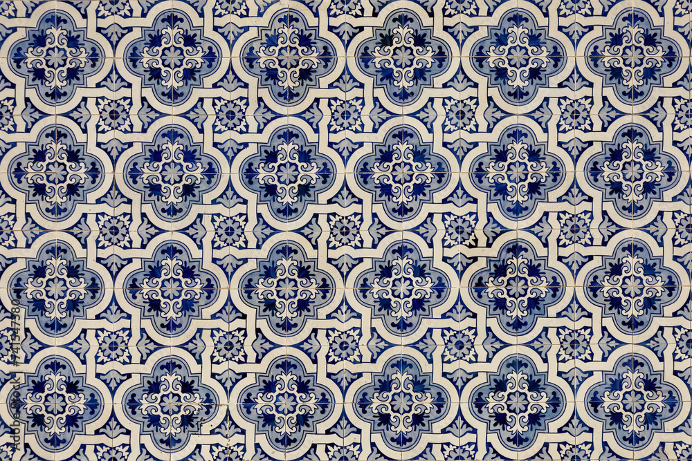 Painel de azulejos em cor azul com motivos modernos