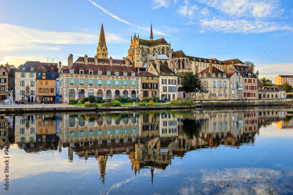 Auxerre, bords de l'Yonne, abbaye Saint-germain, Bourgogne-Franche-Comté, - obrazy, fototapety, plakaty 