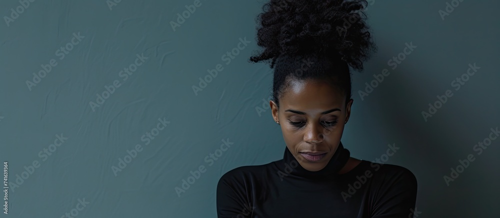 Obraz premium Young african american business woman waiting message from mobile during working Lack of concentration at work. with copy space image. Place for adding text or design