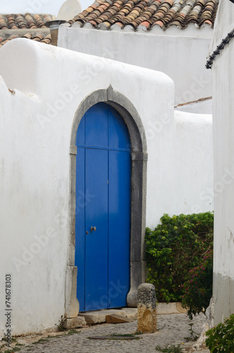 Puerta azul en São Brás de Alportel, Algarve, Portugal © BestTravelPhoto