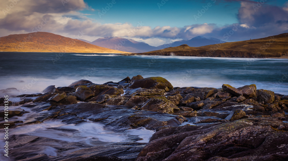 Obraz premium Isle of Harris coastline with the sea and mountains