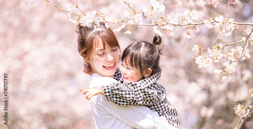 満開の桜を見る笑顔の親子 photo