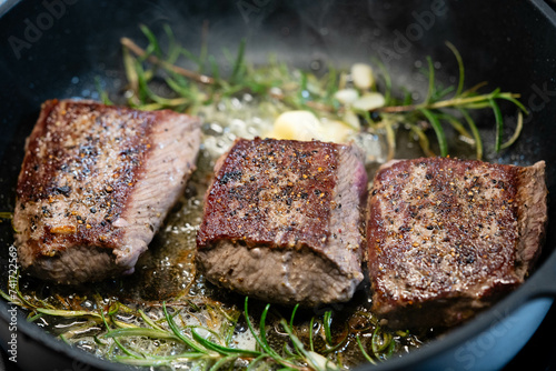 Gebratene Lammlachse mit Knoblauch und Rosmarin
