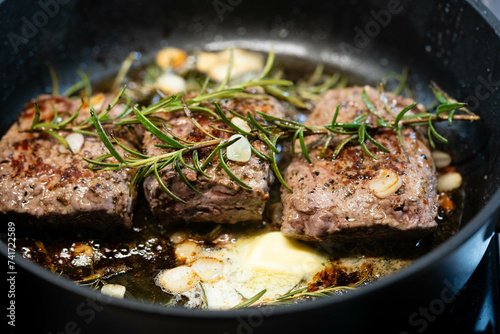 Gebratene Lammlachse mit Knoblauch und Rosmarin