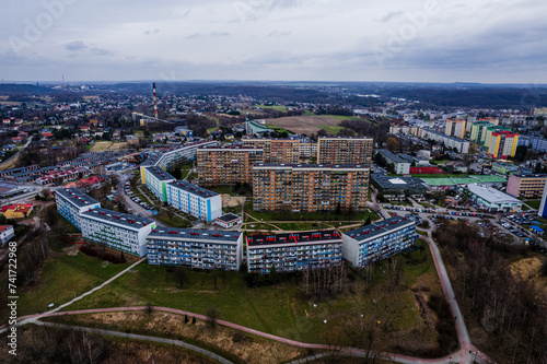 Obraz na płótnie Miasto Wodzisław Śląski na Śląsku w Polsce z blokami i terenami zielonymi. Panorama zimą z lotu ptaka w salonie