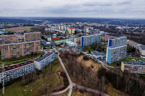 Obraz na płótnie Miasto Wodzisław Śląski na Śląsku w Polsce z blokami i terenami zielonymi. Panorama zimą z lotu ptaka w salonie