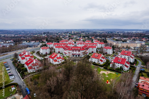 Obraz na płótnie Nowoczesne osiedle mieszkaniowe w Wodzisławiu Śląskim na Śląsku w Polsce. Panorama z lotu ptaka w salonie
