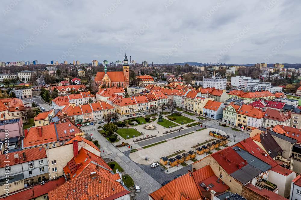 Stare miasto z rynkiem, Wodzisław Śląski na Śląsku w Polsce. Panorama zimą z lotu ptaka