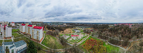 Obraz na płótnie Miasto Wodzisław Śląski na Śląsku w Polsce z blokami i terenami zielonymi. Panorama zimą z lotu ptaka w salonie