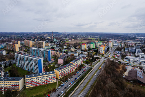 Obraz na płótnie Miasto Wodzisław Śląski na Śląsku w Polsce z blokami i terenami zielonymi. Panorama zimą z lotu ptaka w salonie