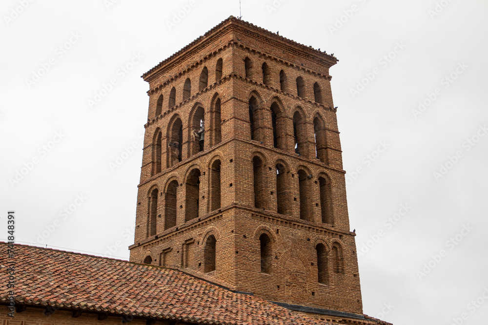  Torre campanario de la Iglesia de San Lorenzo, siglo XIII, en Sahagún, León, España