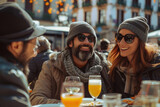 familia de turistas ingleses desayunando en un bar español en Madrid en una terraza en la Plaza Mayor