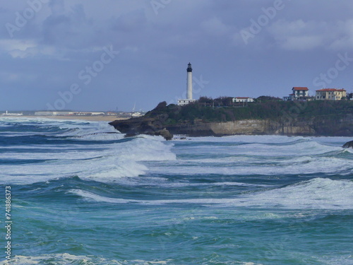 Paysage de vagues et de rochers avec un phare © Cyndie