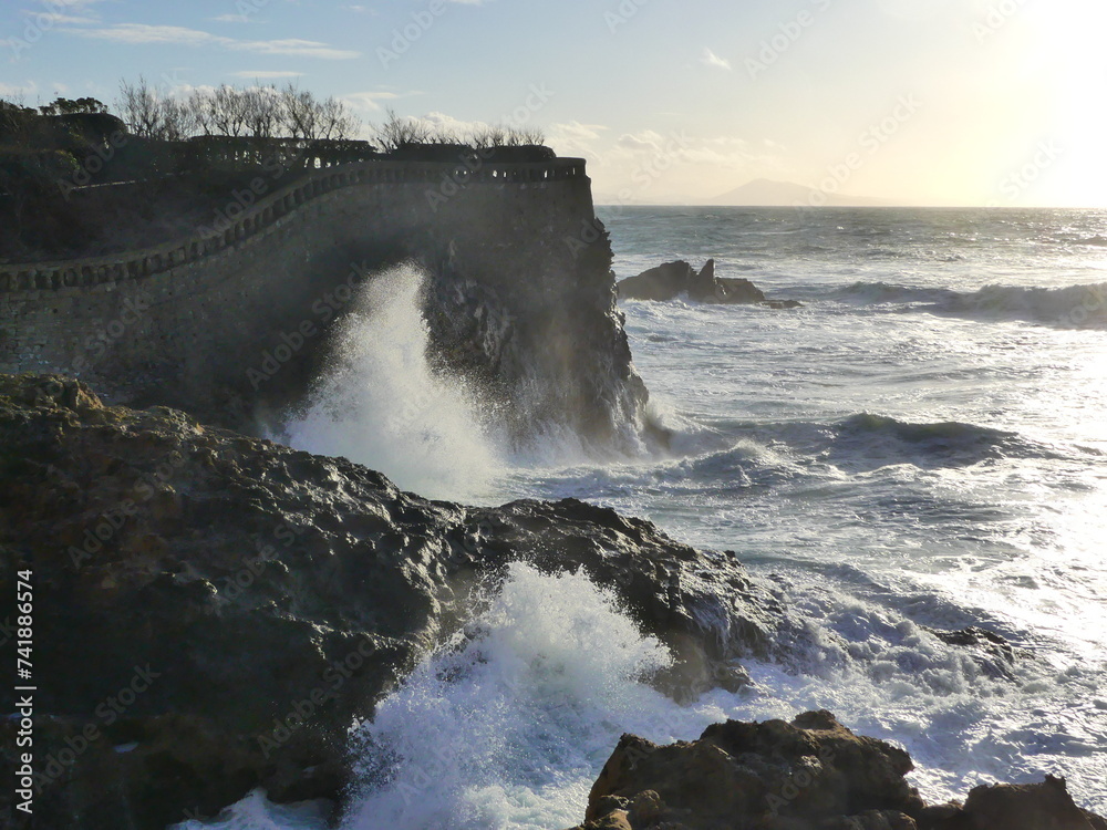 Paysage de vagues et de rocher au coucher du soleil