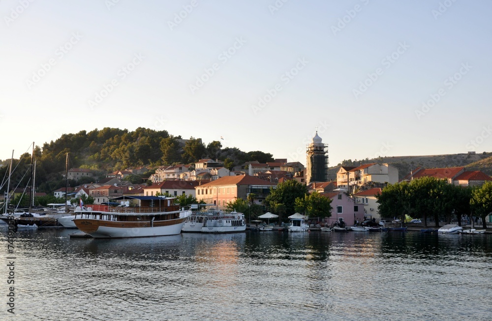 Obraz premium Miasto Skradin nad rzeką Krka w Chorwacji.