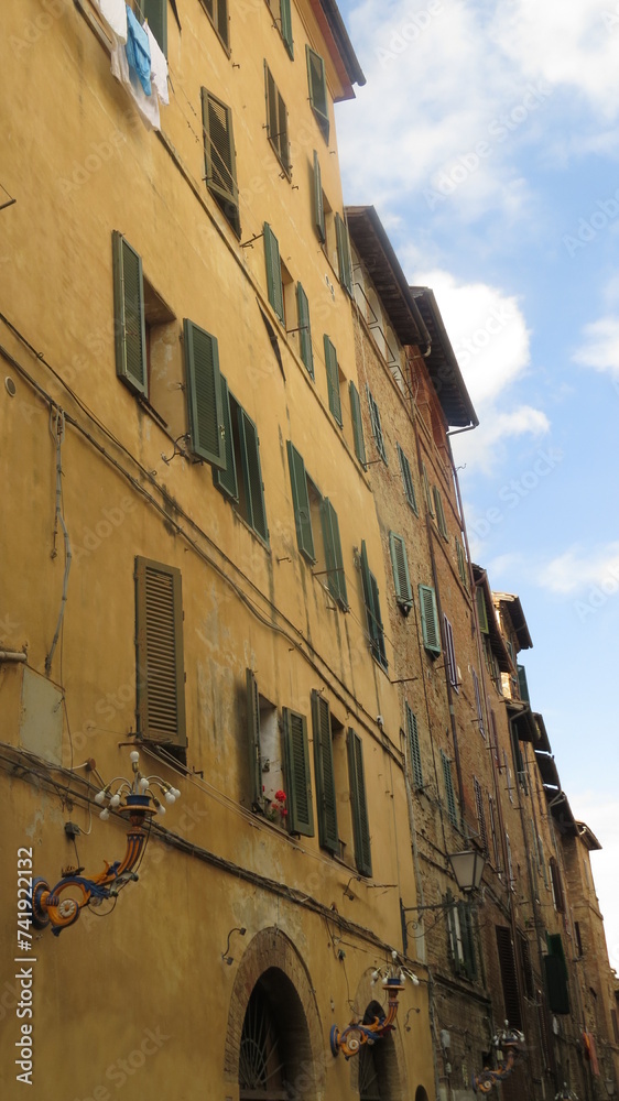 Vista de ventanas en calle de Siena