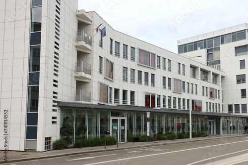 L'école privée supérieure de communication ISCOM, vue de l'extérieur, ville de Lyon, département du Rhône, France