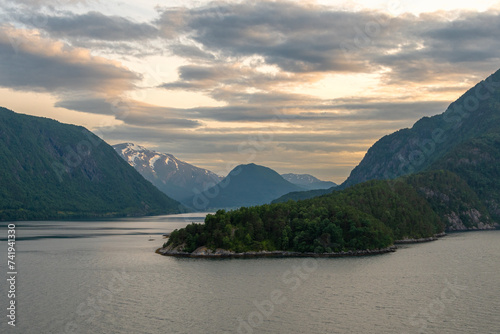 Der Nordfjord ist ein 116 km langer Fjord im Norden der norwegischen Provinz Vestland, etwa 10 km südlich des 62. Breitengrades und der neuntlängste Fjord Norwegens.  tiefste Stelle in Ervik 585 m  photo