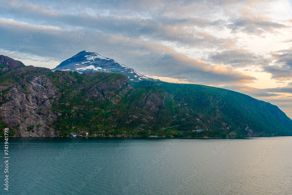 Der Nordfjord ist ein 116 km langer Fjord im Norden der norwegischen Provinz Vestland, etwa 10 km südlich des 62. Breitengrades und der neuntlängste Fjord Norwegens.  tiefste Stelle in Ervik 585 m 