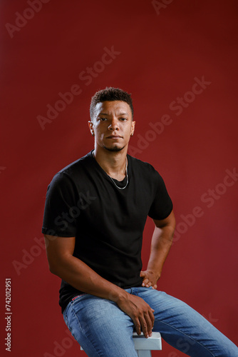 Obraz na płótnie Portrait young African man with sensual look w salonie