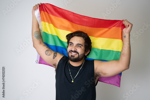 Hombre feliz con la bandera gay