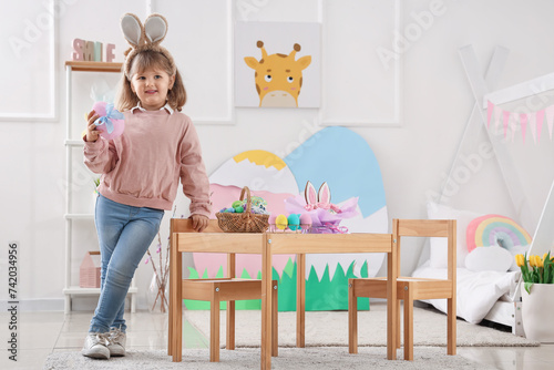 Cute little girl wearing bu...